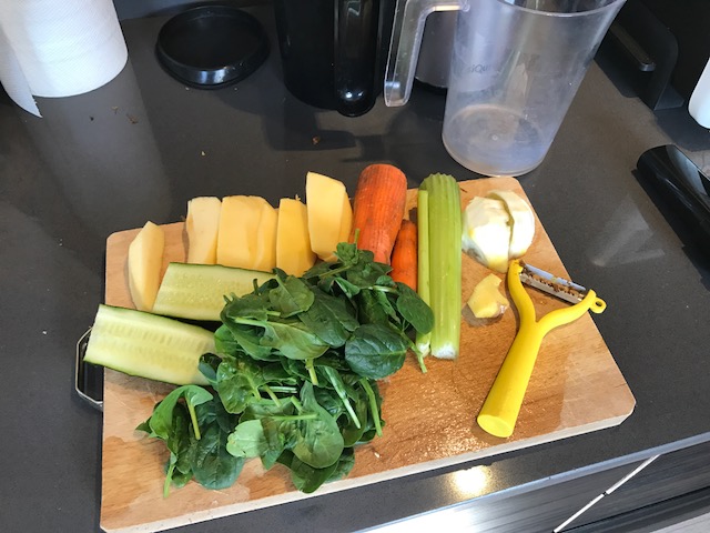 stratto vivo verdura e frutta! ottima combinazione sedano carota limone zenzero spinacino, mela, cetriolo!